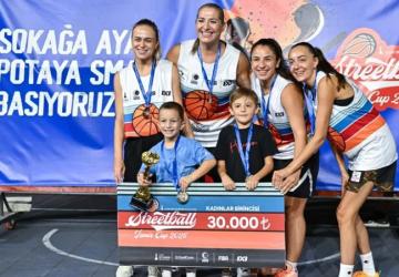 3x3 Streetball İzmir Cup 2025’te Şampiyonlar Ödüllerini Aldı