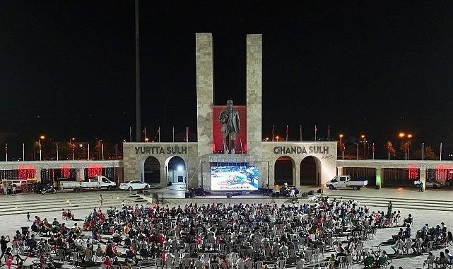 Didimliler, Dev Adamların Tarihi Mücadelesini Kent Meydanında Omuz Omuza İzledi Didimliler, Dev Adamların Tarihi Mücadelesini Kent Meydanında Omuz Omuza İzledi