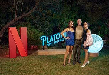 Netfilix, Gupse Özay imzalı yeni dizisi Platonik: Mavi Dolunay Otel'in lansmanını Çeşme'de renkli bir etkinlikle kutladı