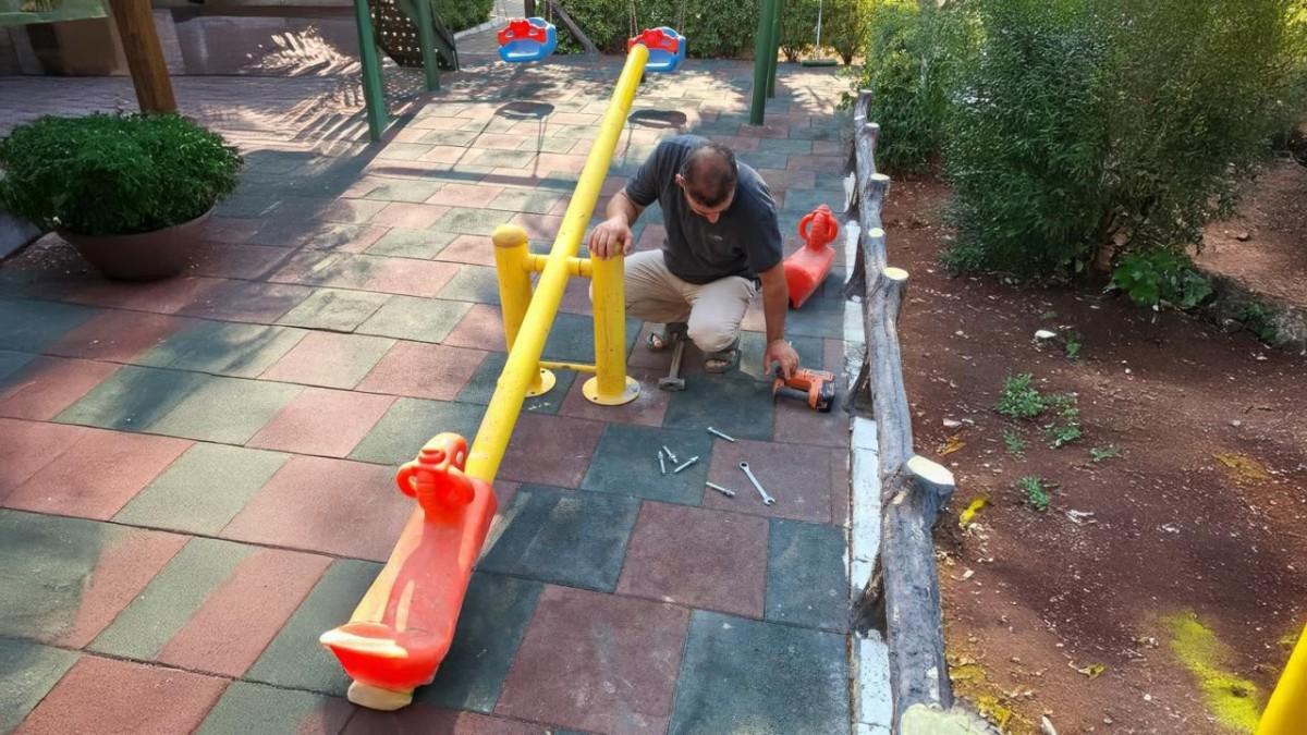 Adıyaman Belediyesi okul bahçelerini yeniliyor, çevre düzenlemelerini yapıyor Adıyaman Belediyesi okul bahçelerini yeniliyor, çevre düzenlemelerini yapıyor