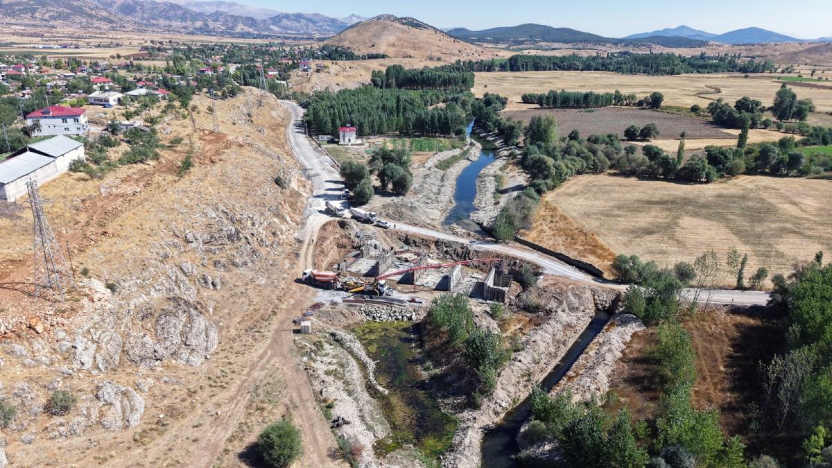 Göksun’daki Modern Köprü Hızla Tamamlanıyor Göksun’daki Modern Köprü Hızla Tamamlanıyor
