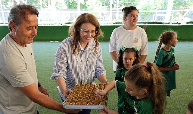 Abiş, minik sporcular ve anneleriyle sahada buluştu Abiş, minik sporcular ve anneleriyle sahada buluştu