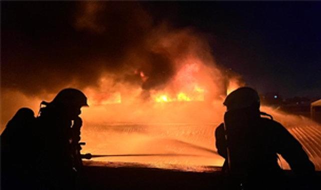 İzmir İtfaiyesi fabrikayı saran alevleri söndürdü