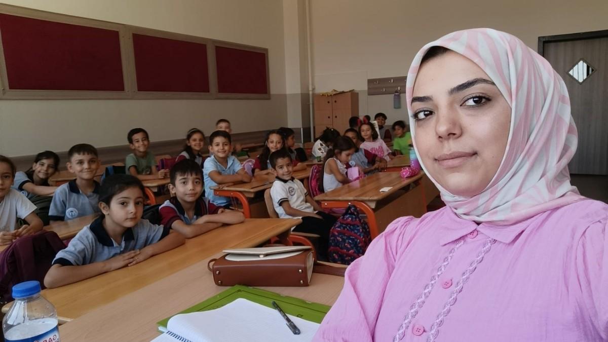 Çiçeği burnunda öğretmen Gamze Güngörmez ilk ders heyecanını yaşadı Çiçeği burnunda öğretmen Gamze Güngörmez ilk ders heyecanını yaşadı