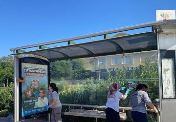 Kemer'de otobüs durakları temizleniyor