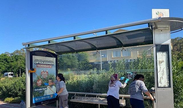 Kemer'de otobüs durakları temizleniyor