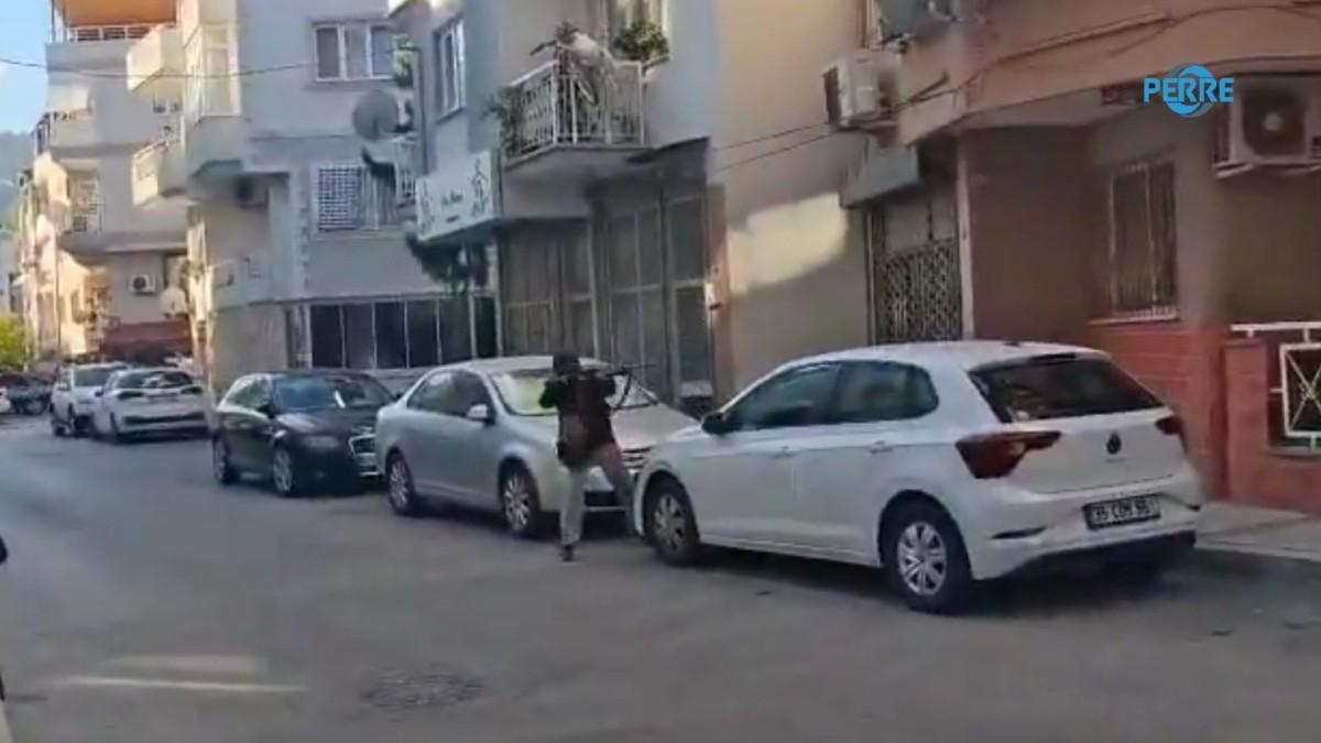 İzmir Balçova’da polis merkezine silahlı saldırı: 2 şehit, 2 yaralı, 16 yaşındaki saldırgan yakalandı, gözaltı sayısı 5’e yükseldi - Videolu Haber İzmir Balçova’da polis merkezine silahlı saldırı: 2 şehit, 2 yaralı, 16 yaşındaki saldırgan yakalandı, gözaltı sayısı 5’e yükseldi - Videolu Haber
