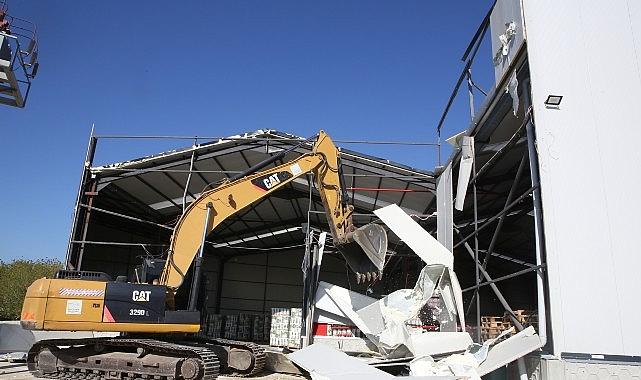 Başköy'de kaçak depo yıkıldı Başköy'de kaçak depo yıkıldı