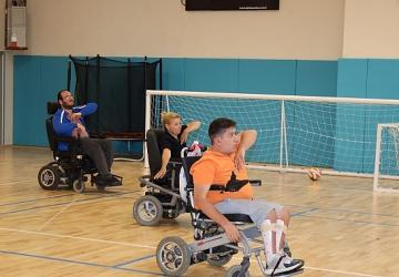 Tekerlekli sandalyeli zeybek ekibi sahneye çıkıyor