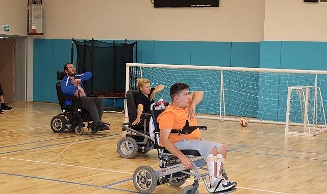 Tekerlekli sandalyeli zeybek ekibi sahneye çıkıyor