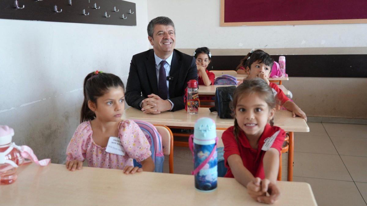 Başkan Tutdere, öğrencilerin ilk ders zili heyecanına ortak oldu - Videolu Haber Başkan Tutdere, öğrencilerin ilk ders zili heyecanına ortak oldu - Videolu Haber