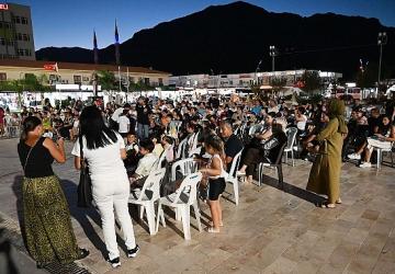 Minik öğrencilere açık havada sinema keyfi