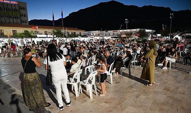 Minik öğrencilere açık havada sinema keyfi