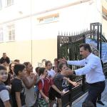 Dikili Belediyesi'nden minik öğrencilere eğitim seti desteği
