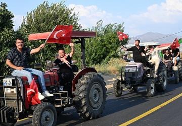 Başkan Dutlulu Ilgın Mahallesi'nde Traktör Konvoyu ile Karşılandı