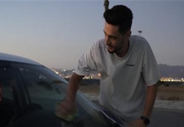 İzmir'de arabada film keyfi