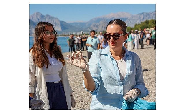Denizden tekne parçası şezlong ve araç lastiği çıktı Denizden tekne parçası şezlong ve araç lastiği çıktı