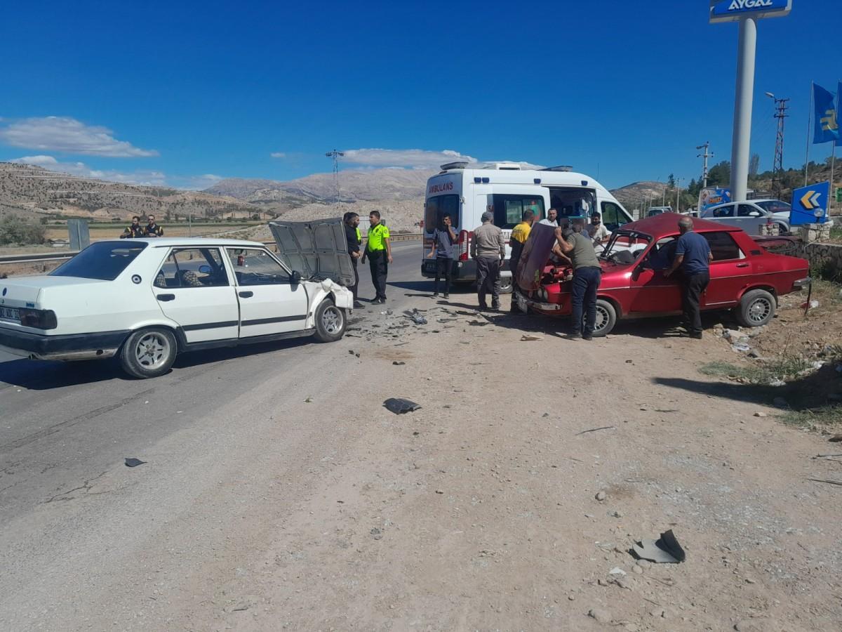 Adıyaman’ın Gölbaşı ilçesinde kaza meydana geldi: 2 yaralı Adıyaman’ın Gölbaşı ilçesinde kaza meydana geldi: 2 yaralı