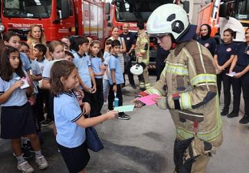 İzmir'de ateş savaşçıları öğrencilerle buluştu