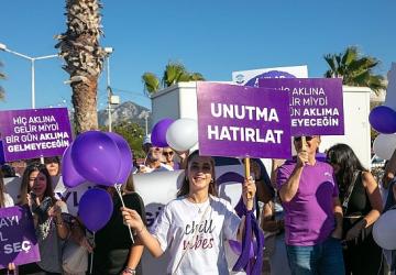 Güzelbahçe'de Alzheimer'a karşı farkındalık yürüyüşü