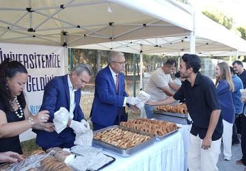 Rektör Prof. Dr. Budak'tan öğrencilere “boyozlu" karşılama