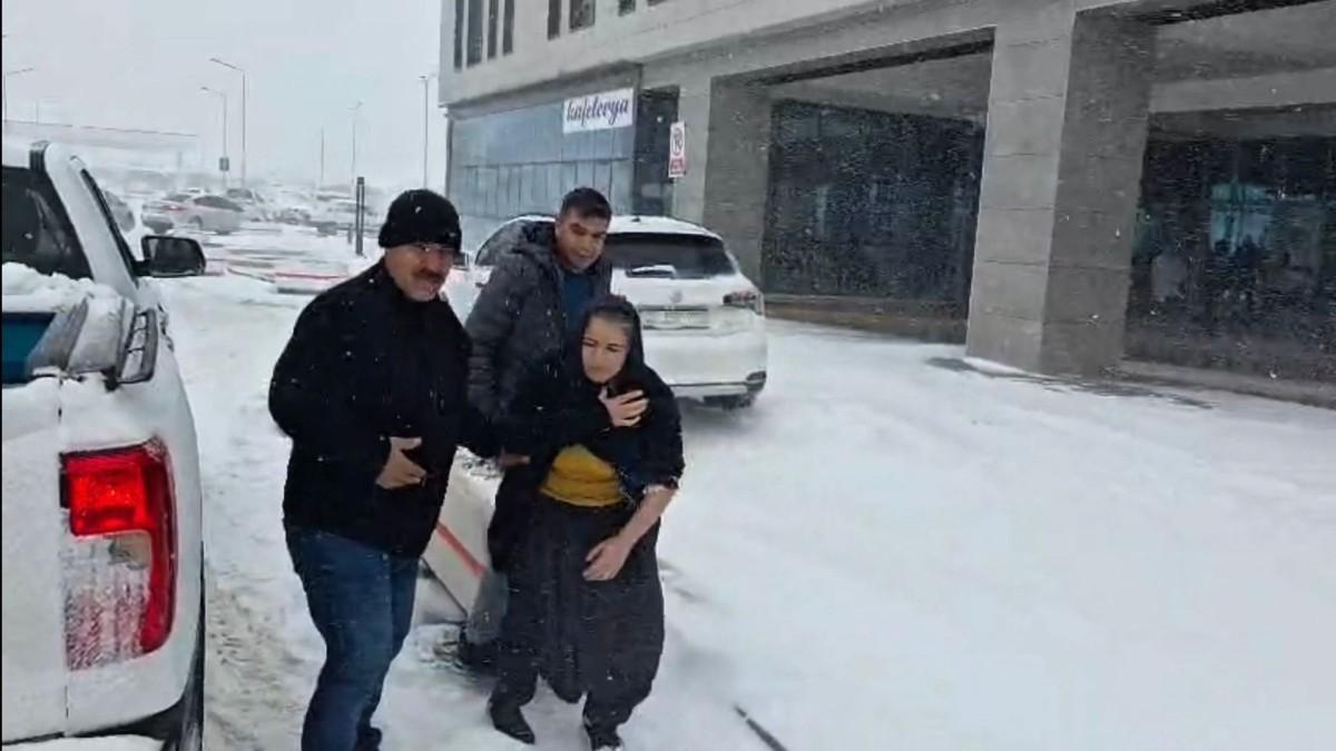 Adıyaman’da yoğun kar nedeniyle yolda kalan hastalar belediye ekiplerince kurtarıldı - Videolu Haber