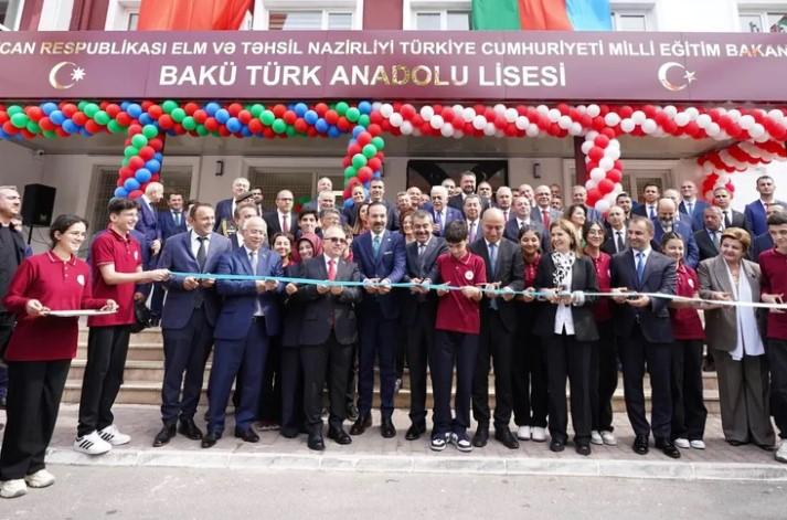Bakü’de Türk Anadolu Lisesi Görkemli Törenle Eğitim Hayatına Başladı Bakü’de Türk Anadolu Lisesi Görkemli Törenle Eğitim Hayatına Başladı