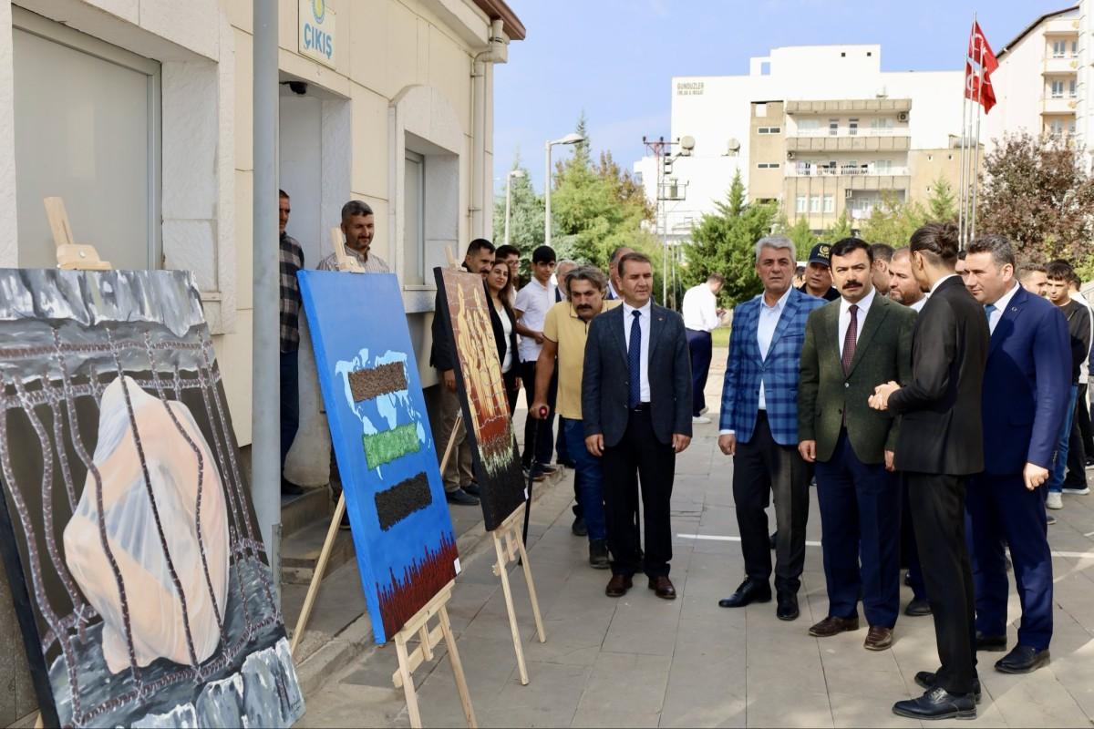 Kahta’da depremin izleri ‘Yıkıntıların Sessizliği’ sergisinde anlatıldı Kahta’da depremin izleri ‘Yıkıntıların Sessizliği’ sergisinde anlatıldı