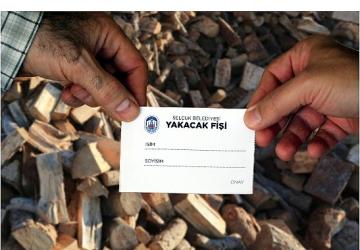 Efes Selçuk Belediyesi'nden sosyal desteğe ihtiyaç duyan ailelere yakacak fişi desteği