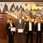 “İlmek İlmek Türkiye" Halı Motifi Vali Fidan'a Armağan Edildi