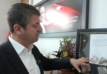 Tutdere makam odasında yer alan tabloyu anlattı: ’Paranın, şanın ve şöhretin geçmediği günler’ - Videolu Haber