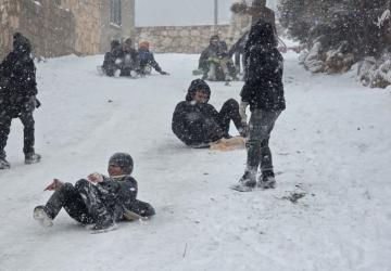 Adıyaman’da kar tatilini fırsata çeviren çocuklar sokaklara koştu - Videolu Haber