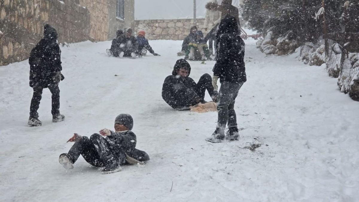 Adıyaman’da kar tatilini fırsata çeviren çocuklar sokaklara koştu - Videolu Haber