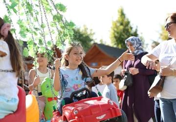 Küçükçekmece'de 90'lar konseptli Yaza Veda Festivali büyük ilgi gördü