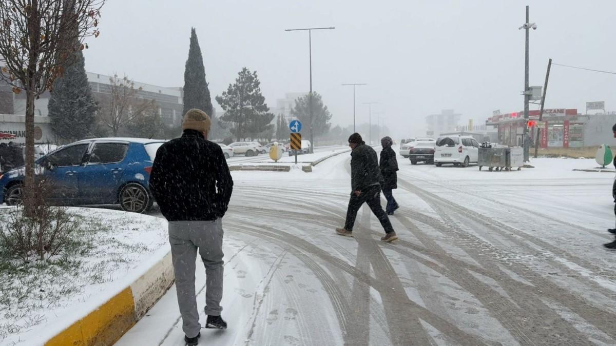 Adıyaman beyaza büründü: Kar yağışı ulaşımı aksattı, eğitim ara verildi - Videolu Haber
