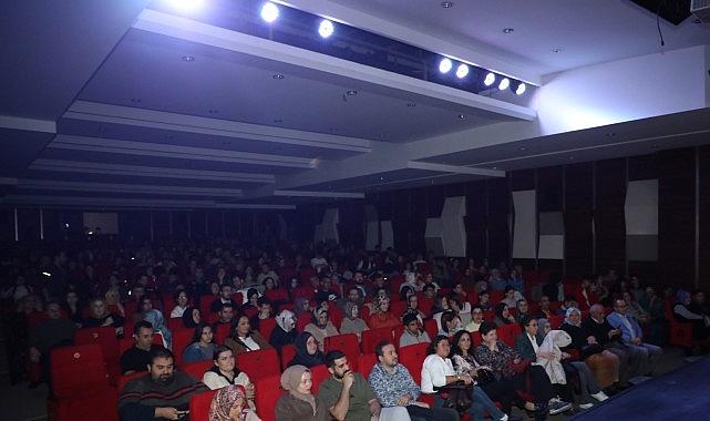 “Komşu Köyün Delisi" Yeni Sezonda Da Kapalı Gişe “Komşu Köyün Delisi" Yeni Sezonda Da Kapalı Gişe