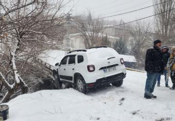 Adıyaman’da kar yağışı kazaya neden oldu: Araç köprüde askıda kaldı - Videolu Haber