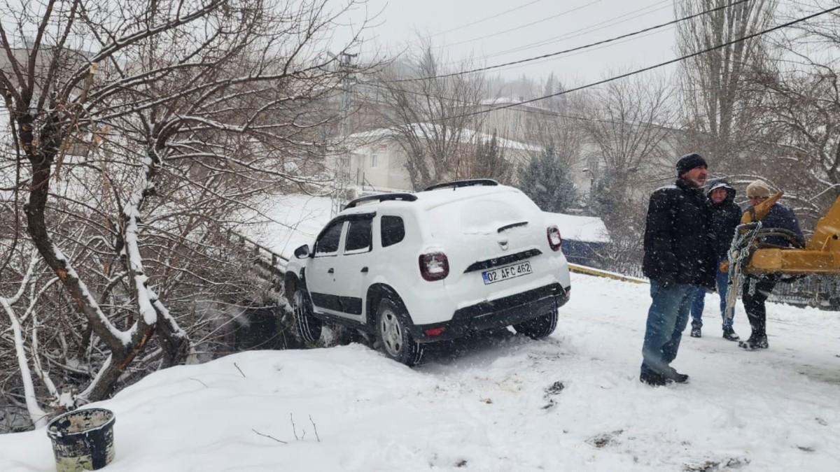 Adıyaman’da kar yağışı kazaya neden oldu: Araç köprüde askıda kaldı - Videolu Haber