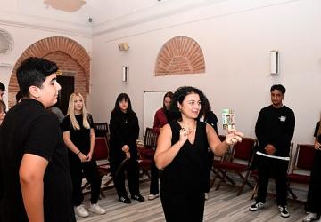 Osmangazi Belediyesi okutarak öğretiyor