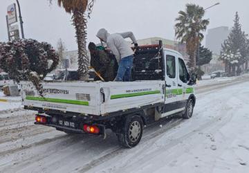 Kahta Belediyesi’nden buzlanmaya karşı tuzlama çalışması - Videolu Haber