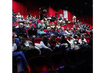 Ayvalık Belediye Tiyatrosu'ndan Çarpıcı Bir Prömiyer: “Müdahil" Perde Dedi