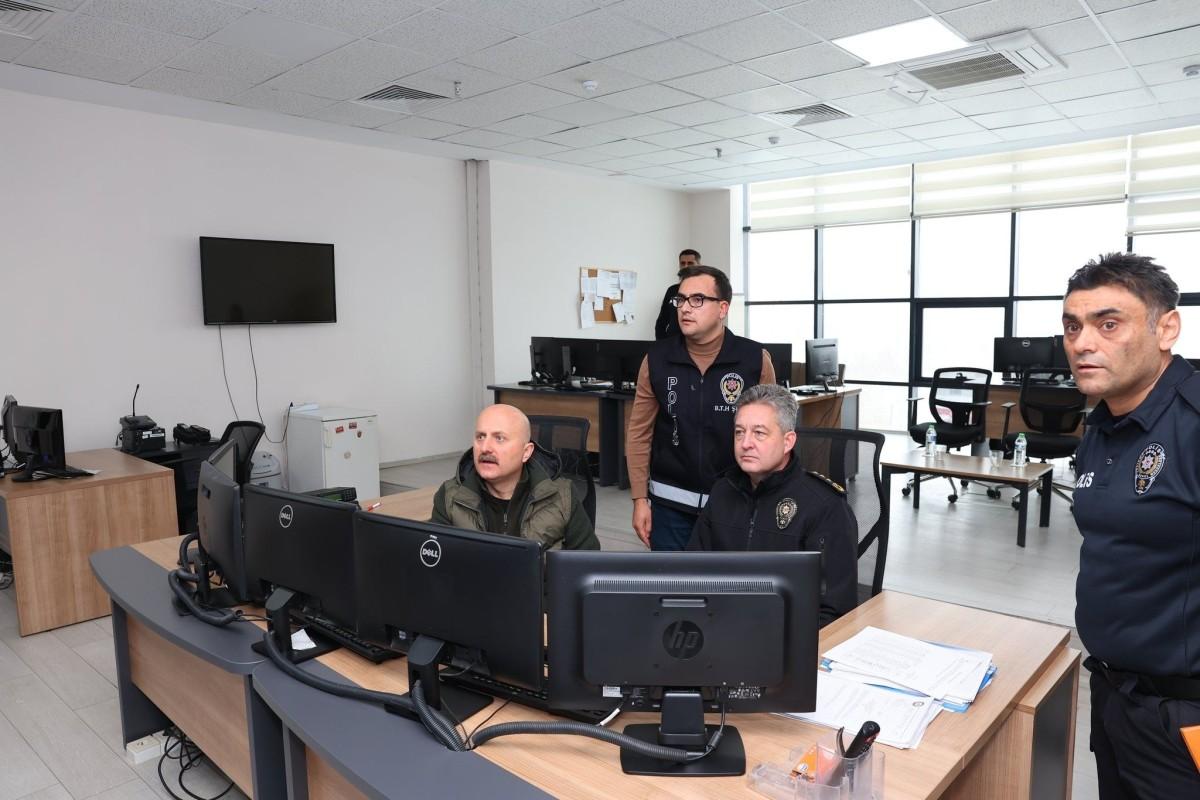 Adıyaman Valisi Osman Varol Emniyet Müdürlüğü'nde karla mücadele çalışmalarını takip etti