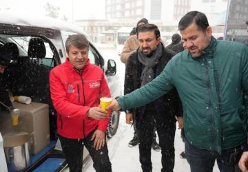 Başkan Tutdere’den kar yağışında vatandaşa sıcak çorba ikramı - Videolu Haber