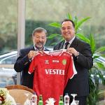 Başkan Besim Dutlulu ve Kadın Voleybol Takımından Vestel'e Ziyaret Başkan Besim Dutlulu ve Kadın Voleybol Takımından Vestel'e Ziyaret
