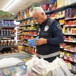 Çeşme Belediyesi Zabıta ekiplerinden market ve okul kantinlerine sıkı denetim