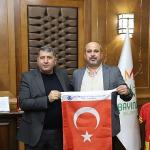 Bayındır Belediye Başkanı Davut Sakarsu, Bayındır Esnaf ve Sanatkarlar Odası Başkanı Enis Macit ve yönetim kurulu üyelerini makamında ağırladı.