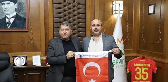 Bayındır Belediye Başkanı Davut Sakarsu, Bayındır Esnaf ve Sanatkarlar Odası Başkanı Enis Macit ve yönetim kurulu üyelerini makamında ağırladı.