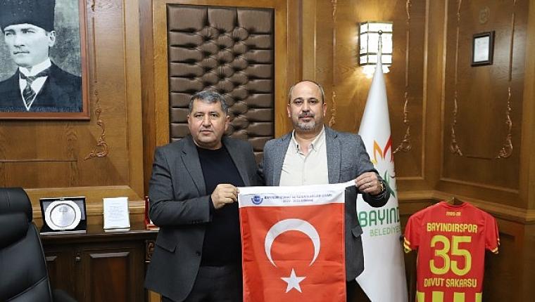 Bayındır Belediye Başkanı Davut Sakarsu, Bayındır Esnaf ve Sanatkarlar Odası Başkanı Enis Macit ve yönetim kurulu üyelerini makamında ağırladı.