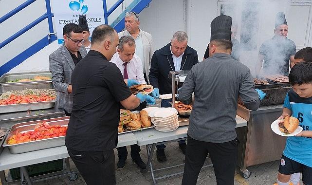 Başkan Topaloğlu'ndan sporculara mangal partisi Başkan Topaloğlu'ndan sporculara mangal partisi