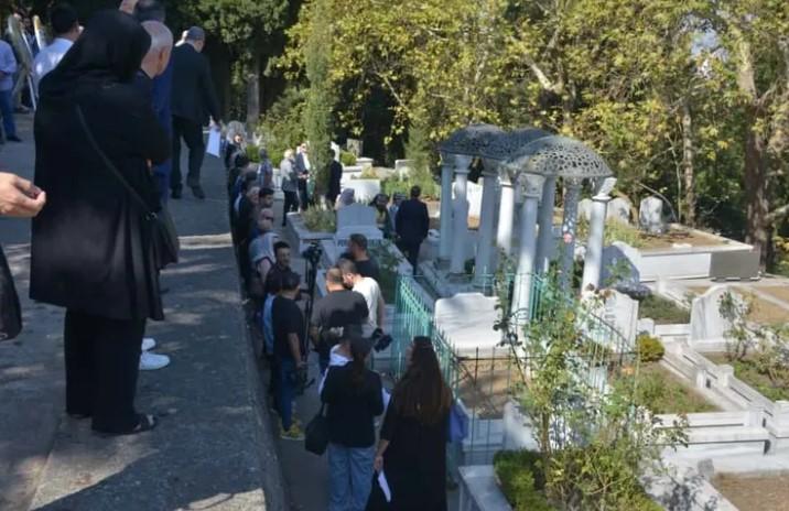 Zeki Müren Bursa’da mezarı başında anıldı Zeki Müren Bursa’da mezarı başında anıldı